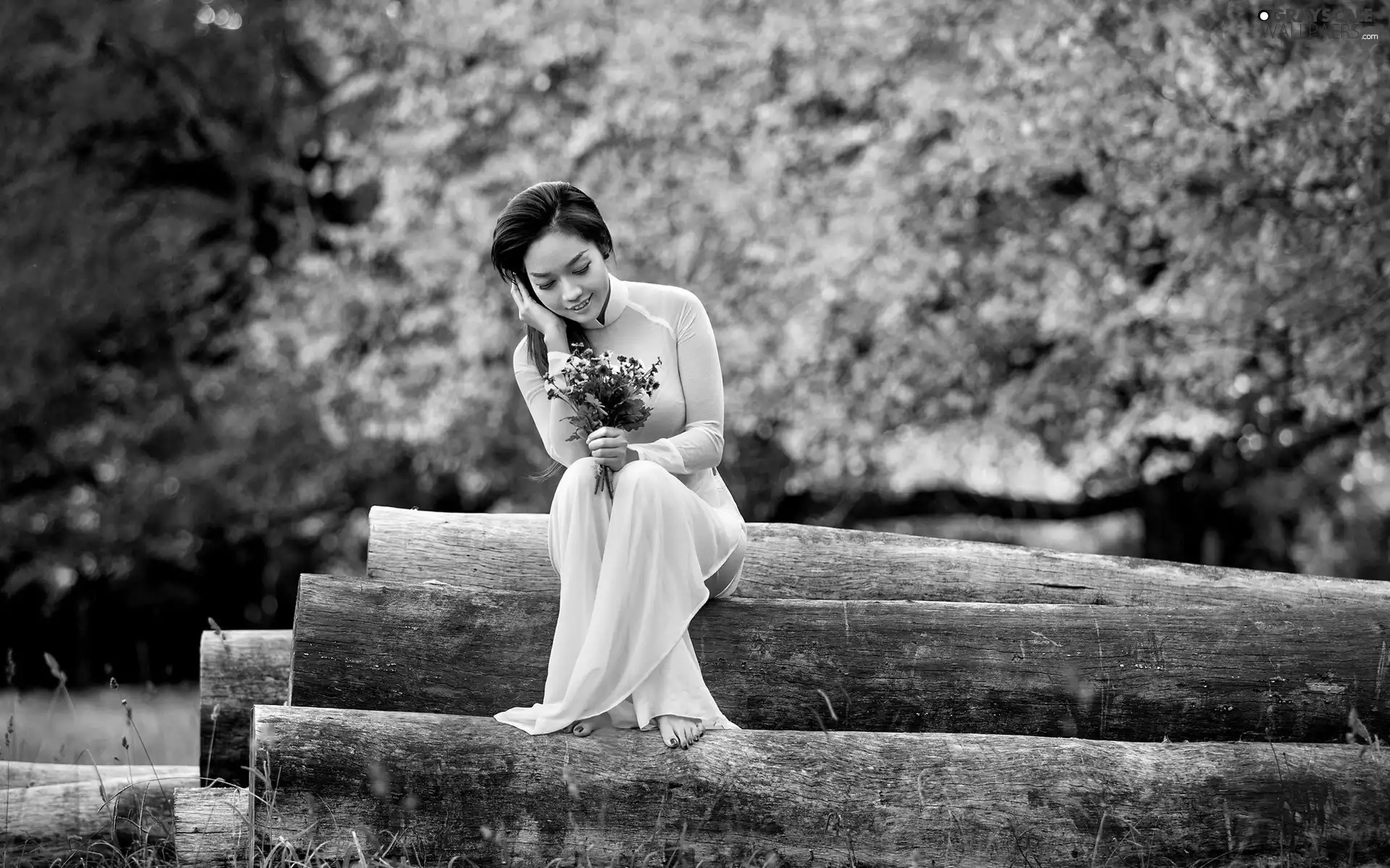 Women, small bunch, flowers, Park